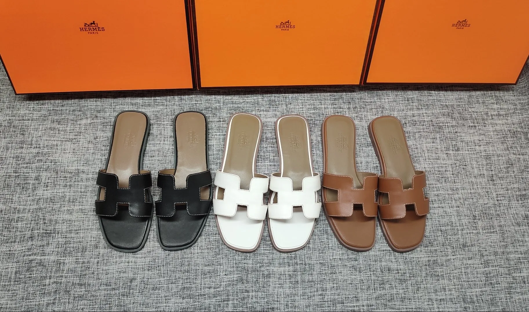 👟👟Ex-factory price P480👟👟 Women's shoe factory Hermes 💖The latest official website is updated at the same time. Premium quality upgraded version of slippers 1:1 production. Fabric: Made of counter cowhide fabric. Inner foot pads: Customized sheepskin [oversea order. The outsole is made of simulated leather non-slip rubber outsole. Regardless of the version or workmanship, it is the best among rubber soles. Color Black White Brown Total 3 colors, code number 35---40, flat bottom